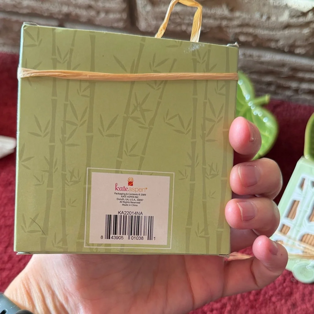 Green Leaf-Shaped Ceramic Dish with bamboo coasters - Picture 6 of 6